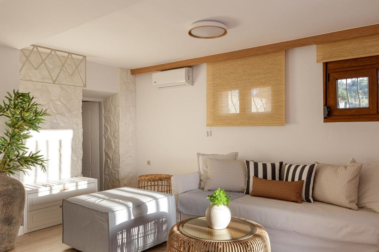 Villa Seashell -Wonderful Newly Renovated Villa On The Beach Galatas  Экстерьер фото
