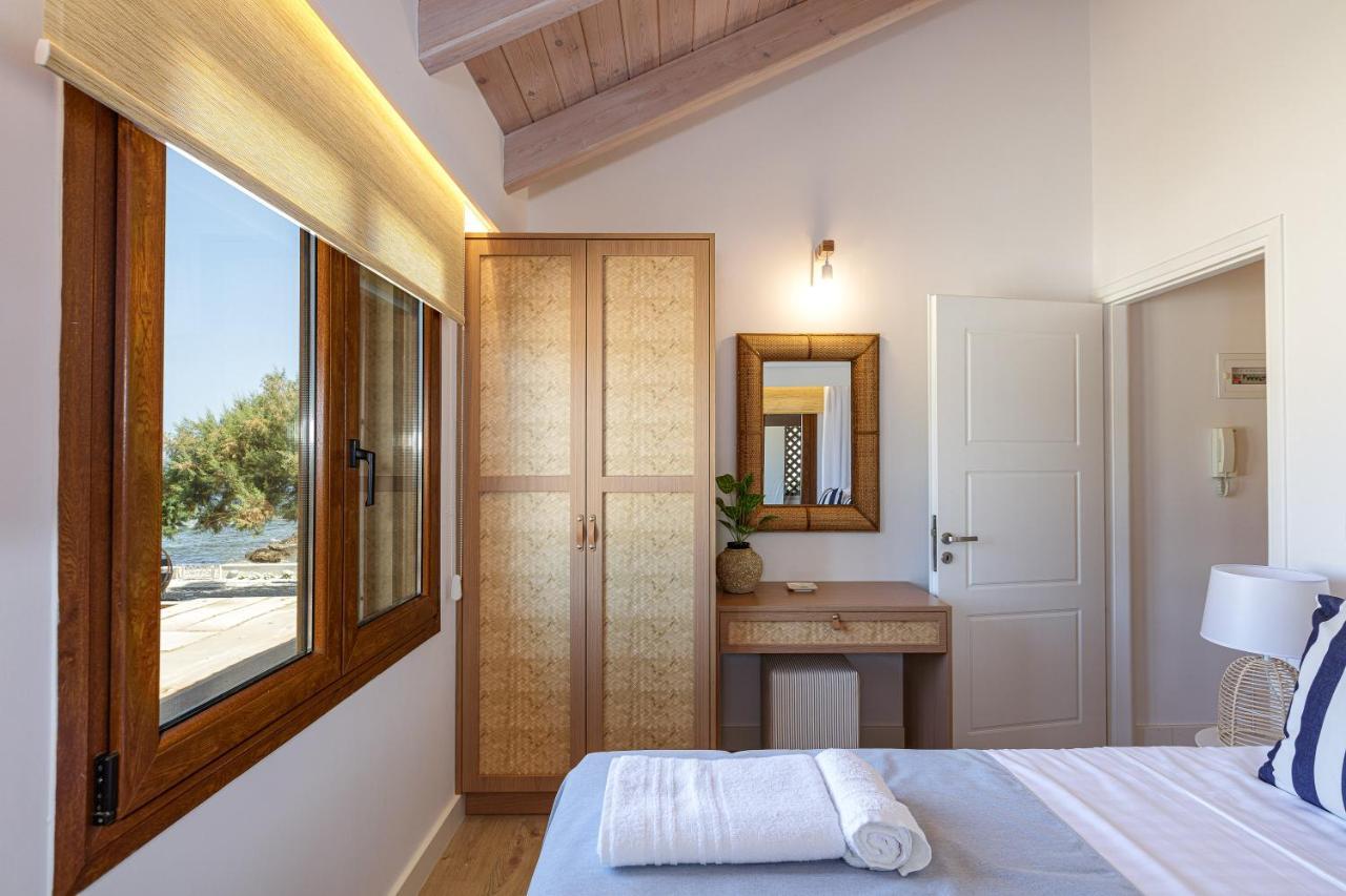 Villa Seashell -Wonderful Newly Renovated Villa On The Beach Galatas  Экстерьер фото