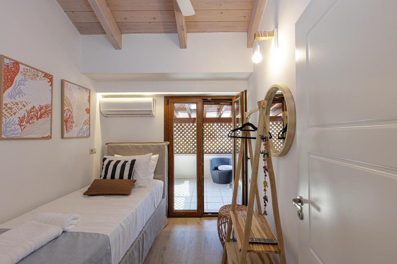 Villa Seashell -Wonderful Newly Renovated Villa On The Beach Galatas  Экстерьер фото